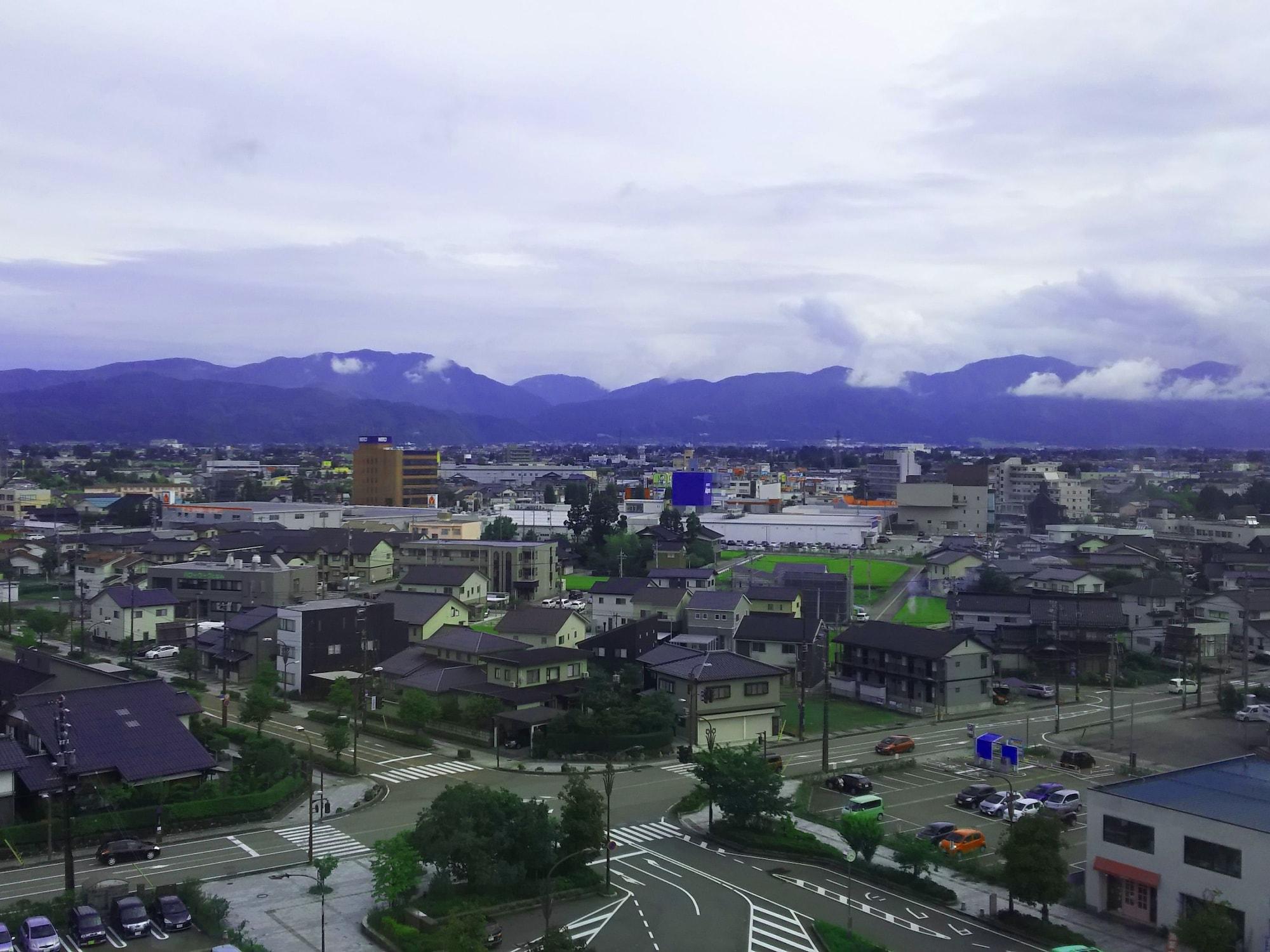 Apa Hotel Tonami Ekimae Buitenkant foto