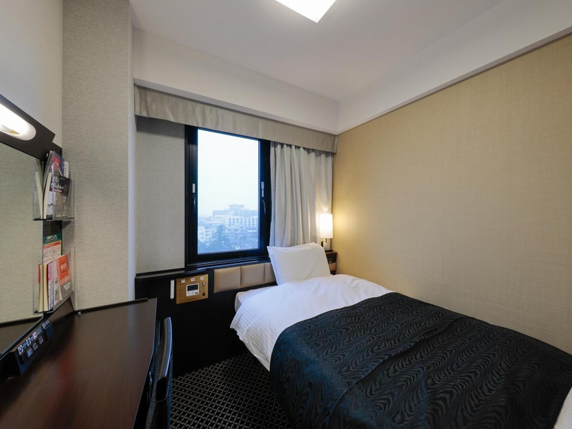 Apa Hotel Tonami Ekimae Buitenkant foto