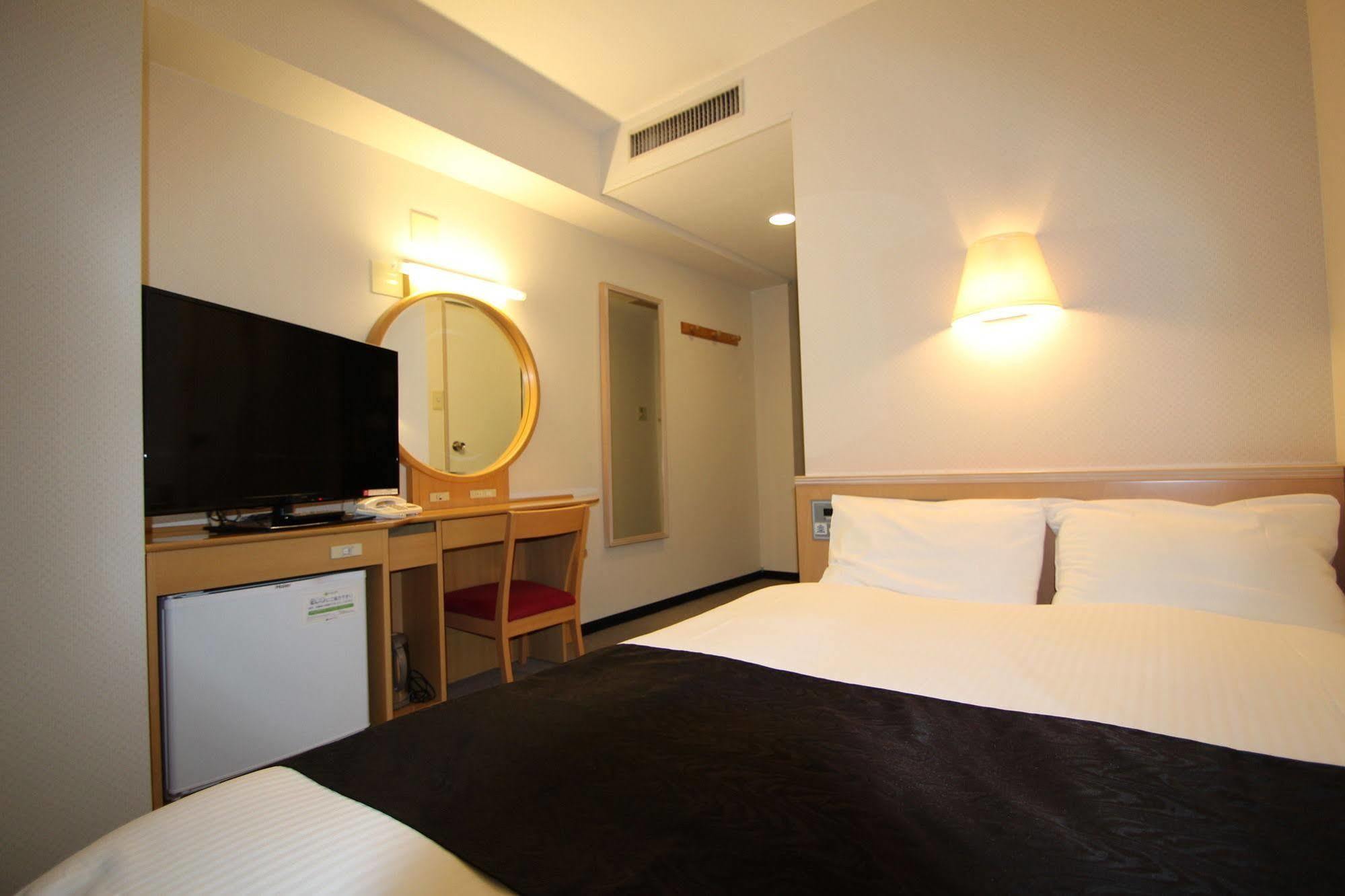 Apa Hotel Tonami Ekimae Buitenkant foto