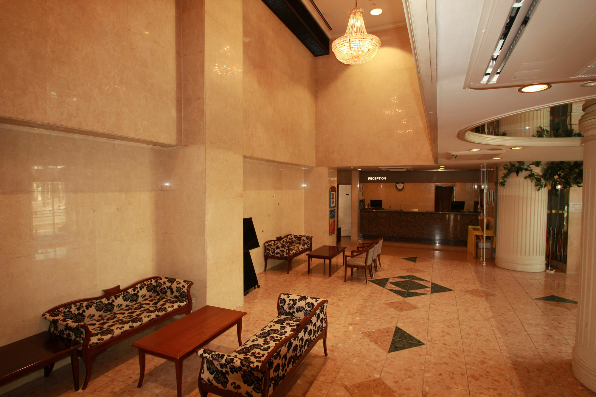 Apa Hotel Tonami Ekimae Buitenkant foto